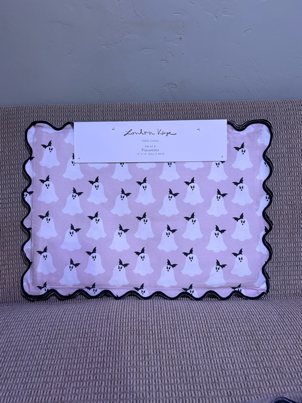 LONDON KAYE Set Of 4 Pretty Pink Ghost Placemats With Scalloped Borders NWTS